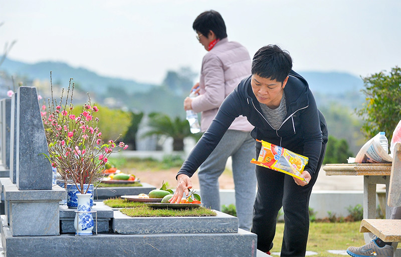 Đi tảo mộ ngày Tết