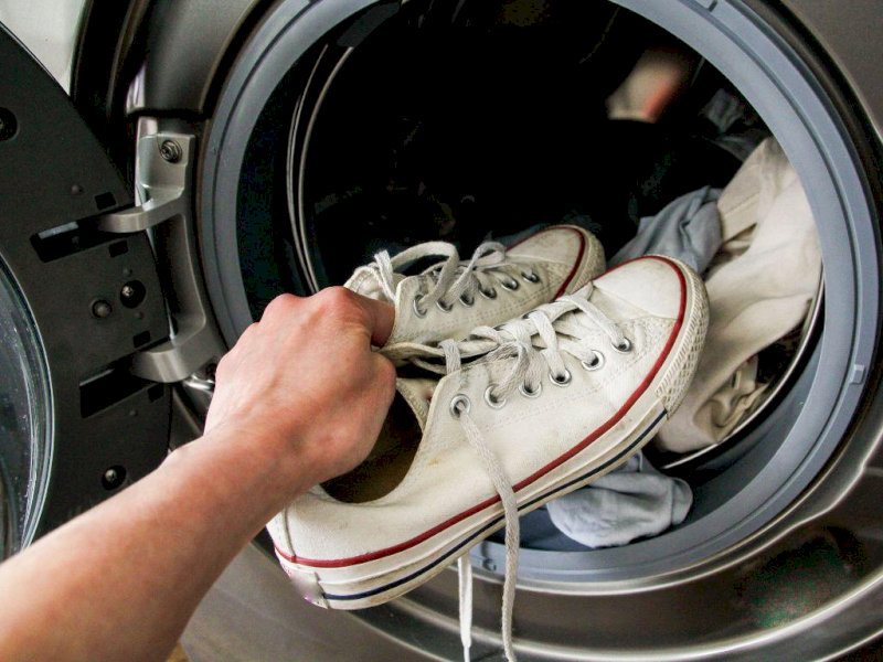 Bạn chỉ nên giặt máy với các loại giày vải