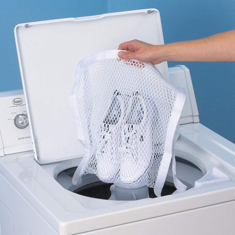 Bạn nên sử dụng túi giặt chuyên dụng khi giặt giày bằng máy giặt