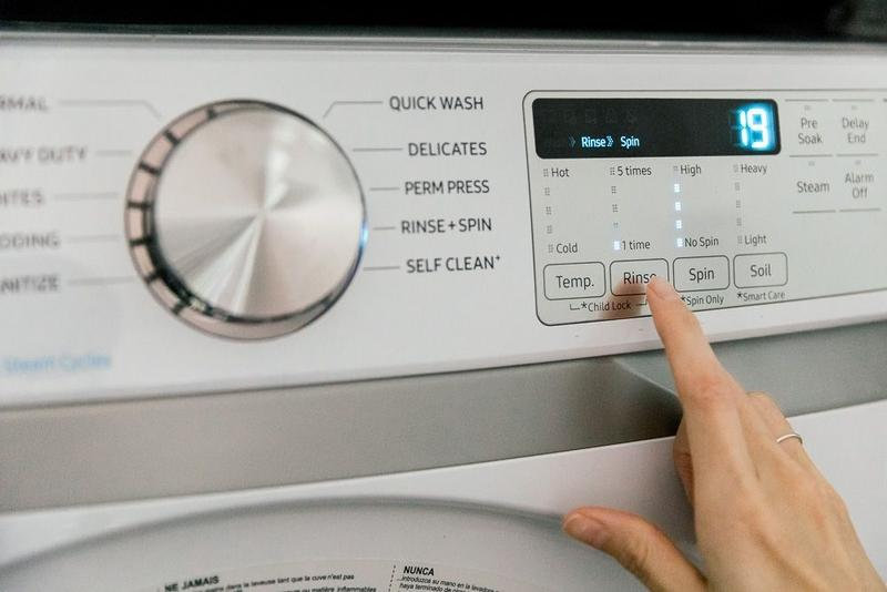 Bạn nhấn reset máy giặt Samsung nếu máy bị treo hoặc báo lỗi