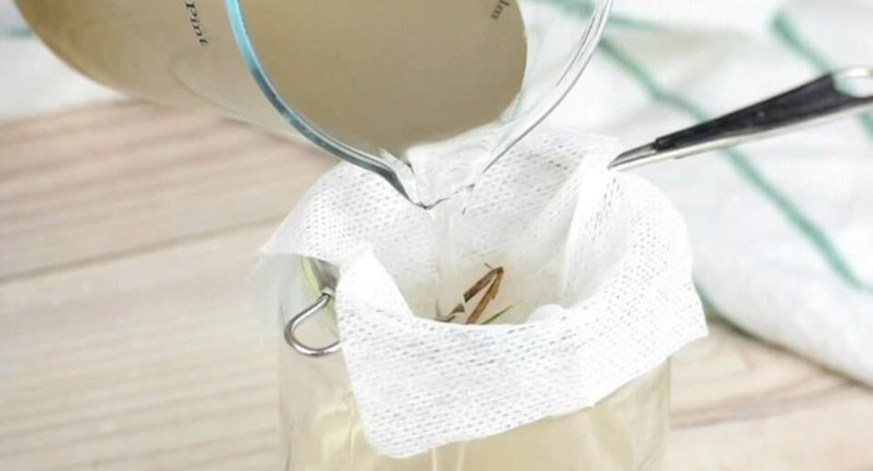 Cách lọc nước sạch bằng vải hoặc bông gòn giúp bạn lọc nước sơ cấp