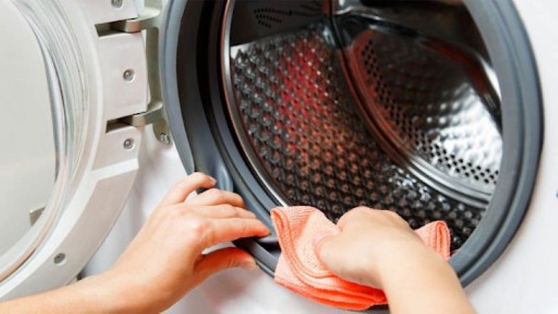  Vệ sinh máy giặt định kỳ để tránh tình trạng kẹt khóa vật lý
