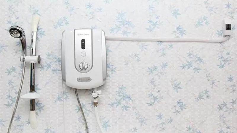 Kiểm tra và bật aptomat nước nóng