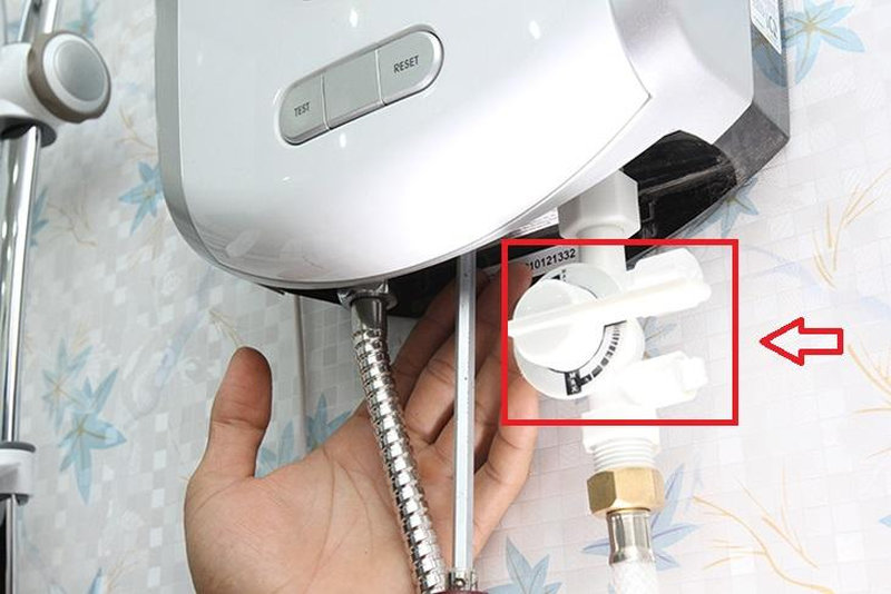 Mở van nước để nước chảy ra từ vòi