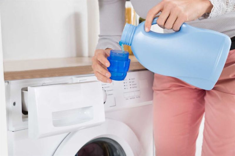 Bạn nên sử dụng nước giặt chuyên dụng cho máy giặt