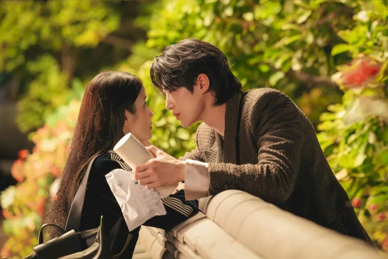 Cặp đôi IU và Byeon Woo Seok được đánh giá là màn kết hợp visual bùng nổ 2026