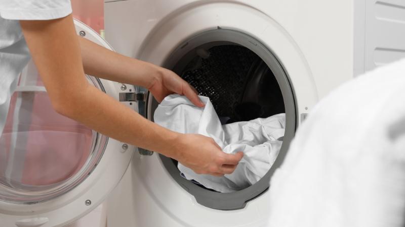 Cho màn vào máy giặt và chỉnh chế độ giặt nhẹ