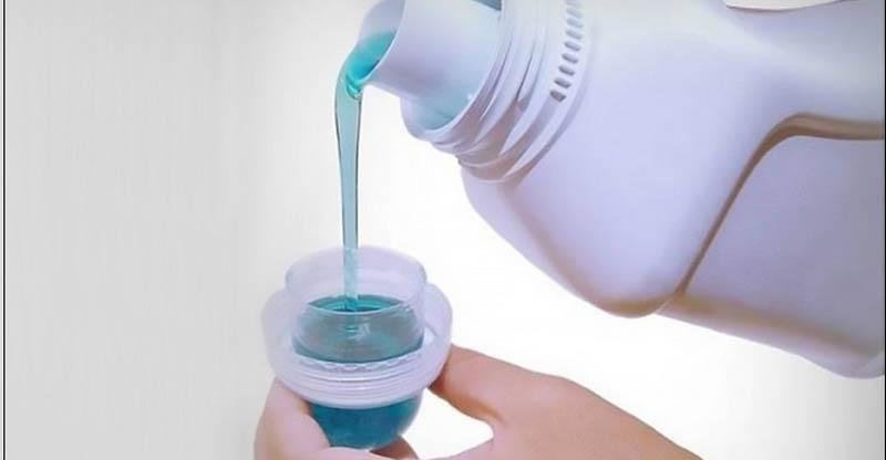 Cho nước xả vào máy sau chu trình giặt