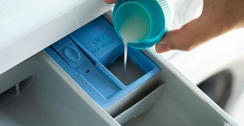 Cho nước xả vào ngăn SOFTENER không vượt quá vạch MAX