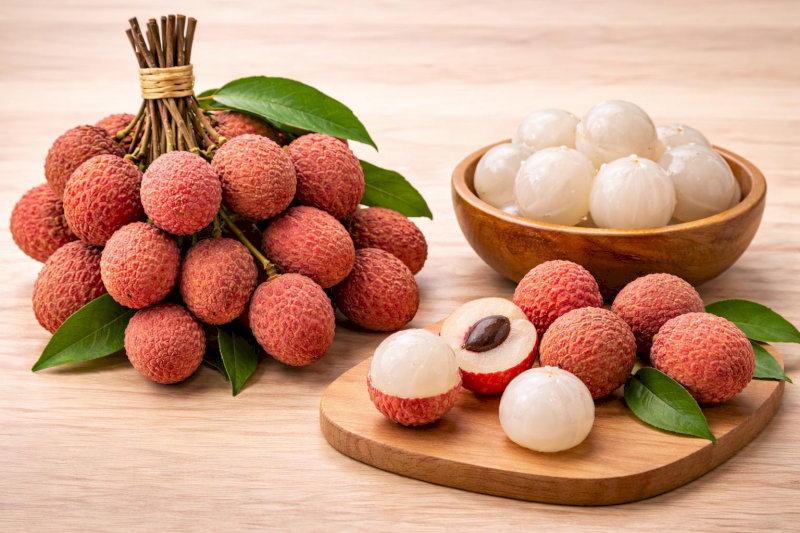 Chùm vải chín đỏ gợi không khí mùa hè sôi động trong tâm trí bé