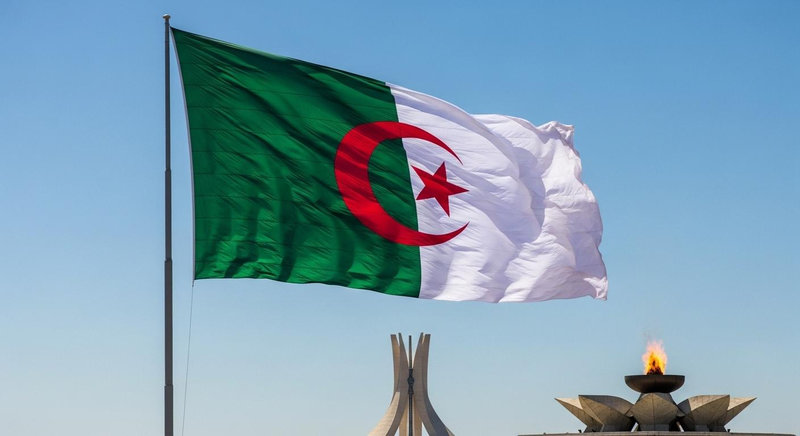 Cờ Algeria mang biểu tượng trăng lưỡi liềm và ngôi sao của đạo Hồi
