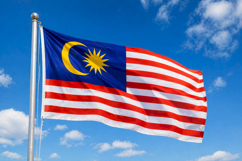 Cờ Malaysia với các dải màu và biểu tượng trăng lưỡi liềm đặc trưng