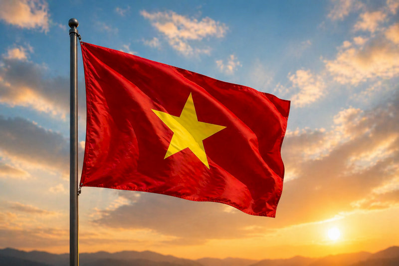 Quốc kỳ Việt Nam rực rỡ với ngôi sao vàng năm cánh nổi bật trên nền đỏ