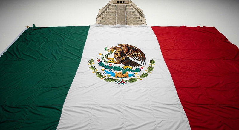 Cờ Mexico mang đậm dấu ấn lịch sử với biểu tượng đại bàng ngậm rắn