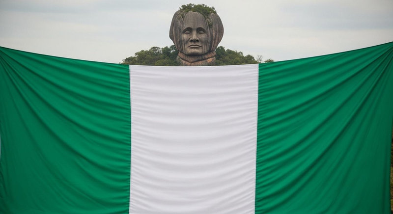Cờ Nigeria mang hai màu xanh trắng tượng trưng cho hòa bình và nông nghiệp