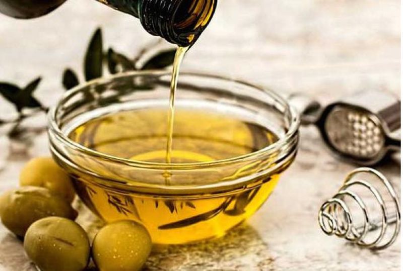 Dầu oliu giúp tẩy sạch các vết bẩn trên áo da an toàn, hiệu quả