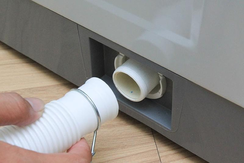 Để lắp ống xả nước máy giặt, bạn cần chuẩn bị dụng cụ đầy đủ