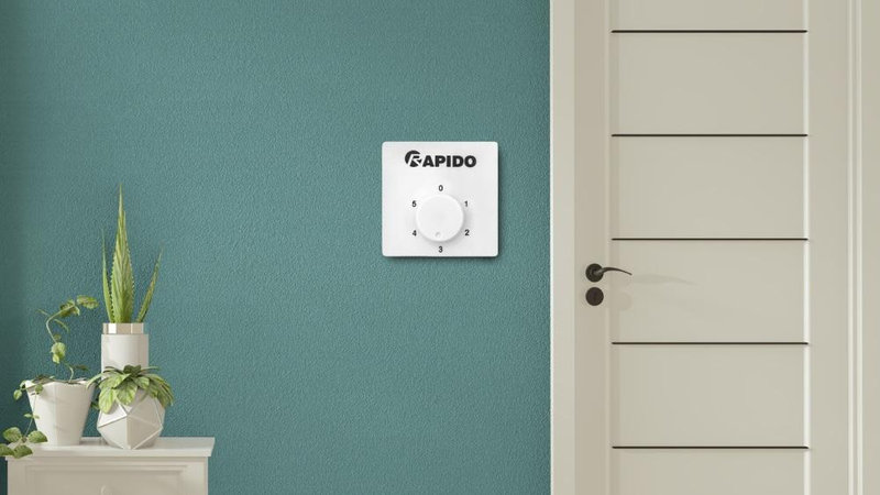 Hộp số gắn tường hỗ trợ người dùng điều chỉnh các mức gió của quạt trần Rapido thuận tiện hơn.