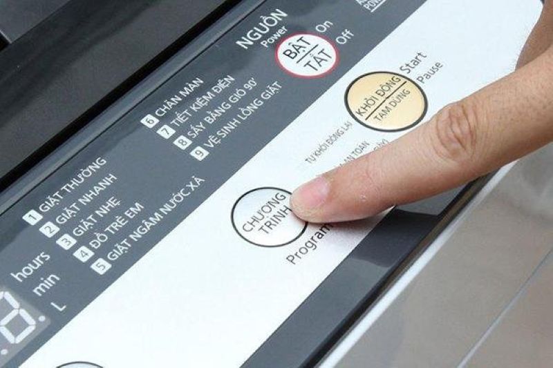 Không bật chế độ vắt khô khi giặt quần áo da