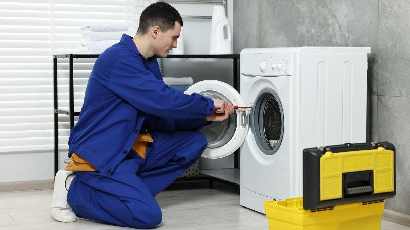 Kỹ thuật viên đến hỗ trợ khắc phục lỗi U12 của máy giặt Panasonic