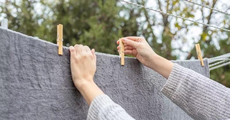 Làm khô chăn sau bước giặt dưới nơi thoáng gió và có ánh nắng