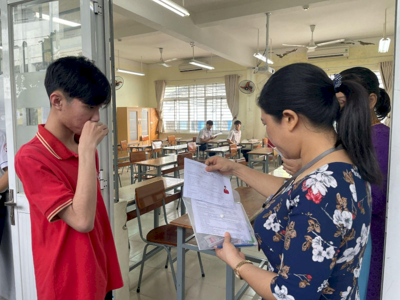 Làm thủ tục dự thi là bắt buộc, thí sinh cần có mặt đúng giờ để nhận thẻ