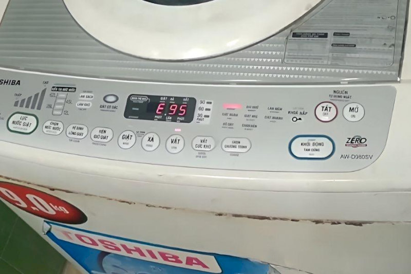 Lỗi E95 máy giặt Toshiba có liên quan đến sự cố về phao áp lực