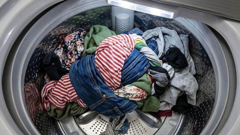 Máy giặt cửa trên thường khiến áo quần vặn xoắn và nhanh hư