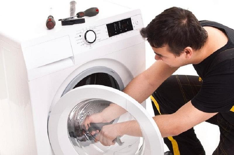 Máy giặt LG báo lỗi DE thường do cửa máy giặt đóng không chặt hoặc bị kẹt