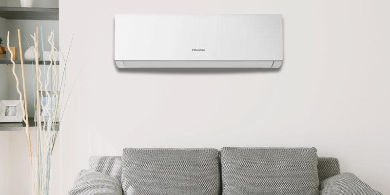 Máy lạnh Hisense có thiết kế tinh tế với gam màu trắng tối giản