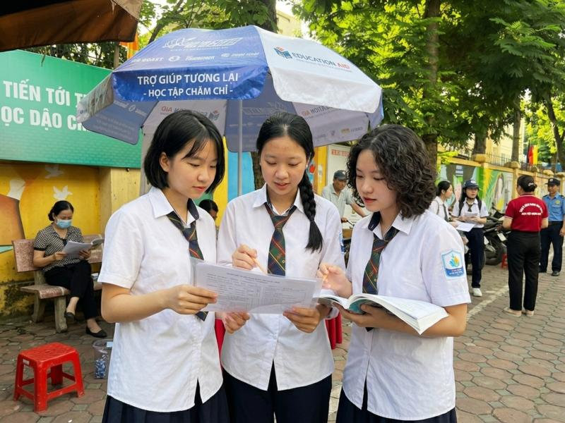 Ngày 12/6, thí sinh thi hai môn tự chọn liên tiếp trong buổi sáng, mỗi môn 50 phút và chỉ cách nhau 5 phút.