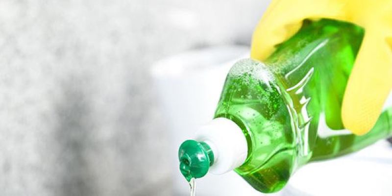 Nước rửa chén là trợ thủ đắc lực cho việc tẩy vết son dính trên quần áo.