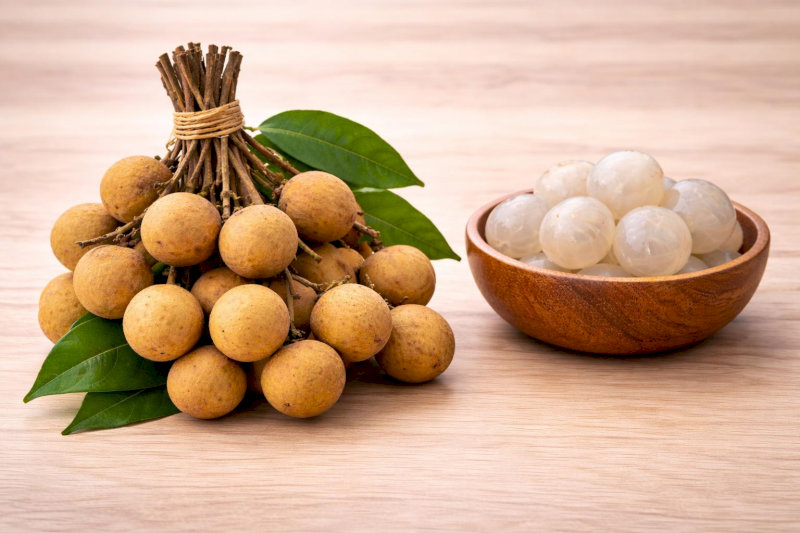 Quả nhãn với kích thước nhỏ nhắn giúp bé học cách phân biệt các loại quả tròn