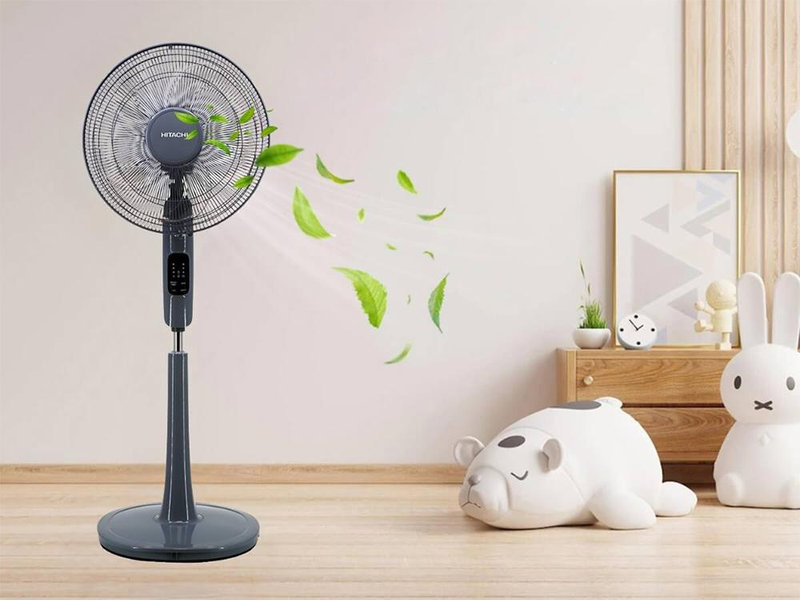 Quạt Hitachi làm mát hiệu quả nhờ thiết kế 5 cánh quạt và góc đảo gió rộng 70 độ