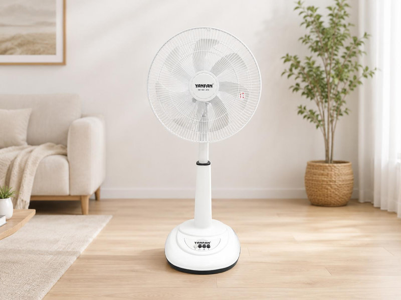 Quạt lửng 7 cánh có thân thấp hơn quạt đứng nhưng vẫn đặt trên sàn