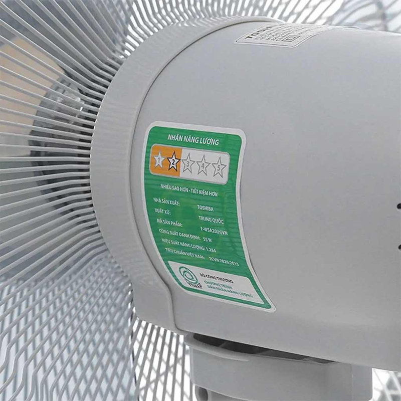 Quạt treo tường Toshiba được trang bị động cơ bền bỉ, giúp thiết bị hoạt động ổn định và êm ái.