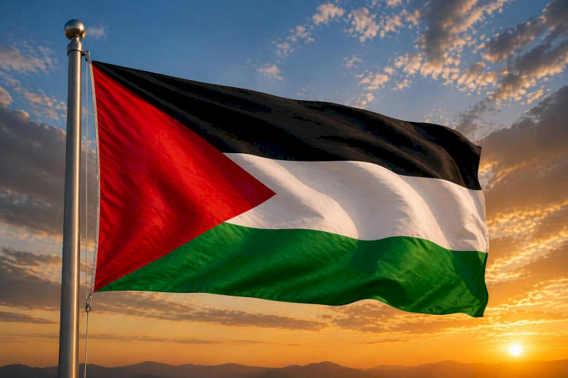 Quốc kỳ Palestine với thiết kế tam giác đỏ và ba dải màu Ả Rập