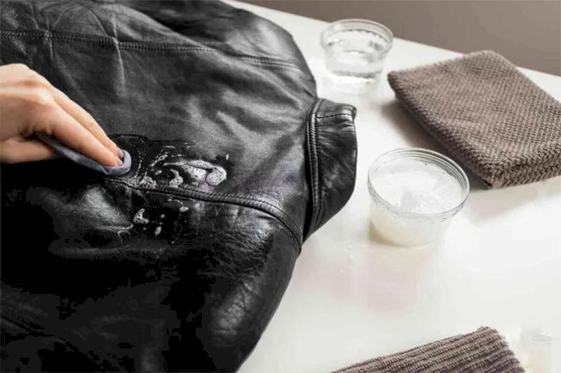 Sau khi áo khô, bạn có thể dùng xi hoặc sáp đánh bóng để làm mới áo da