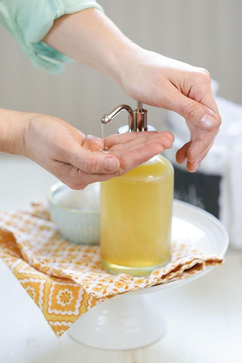 Sữa rửa mặt sẽ tẩy sạch vết son ra khỏi quần áo của bạn.
