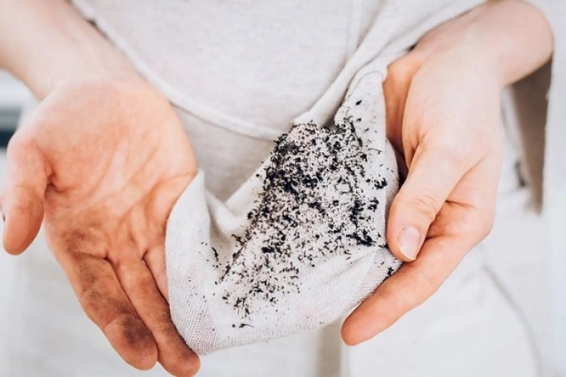 Nước rửa sơn móng tay có khả năng loại bỏ vết dầu nhớt trên quần áo 