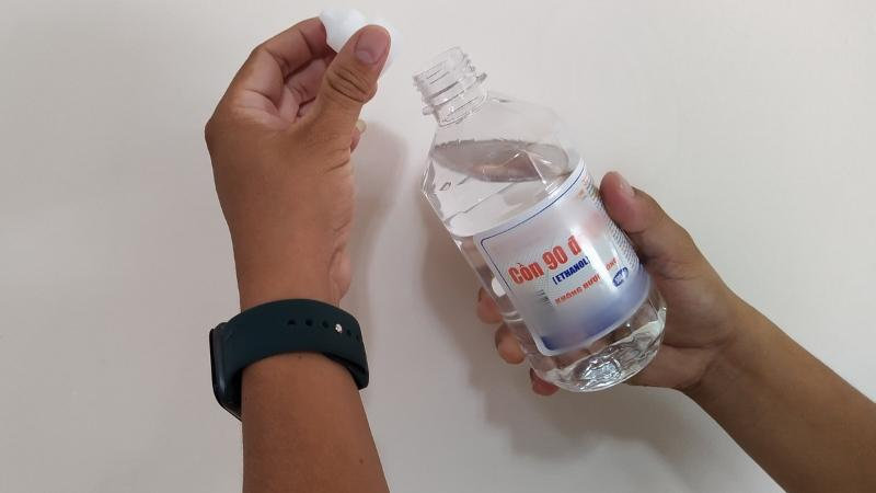 Tẩy vết sơn trên quần áo bằng cồn 90 độ
