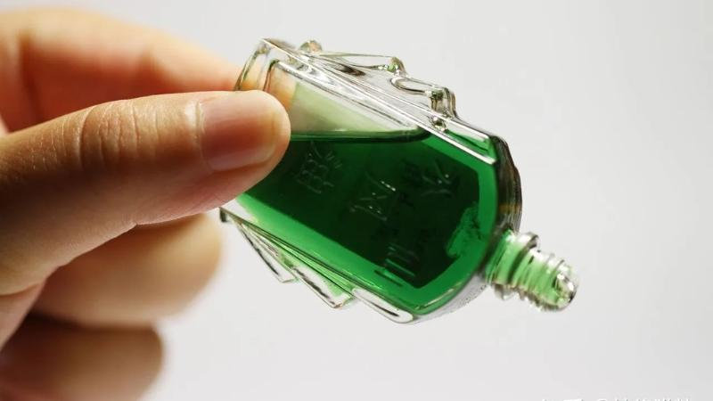 Tẩy vết sơn trên quần áo bằng dầu gió hoặc dầu hỏa