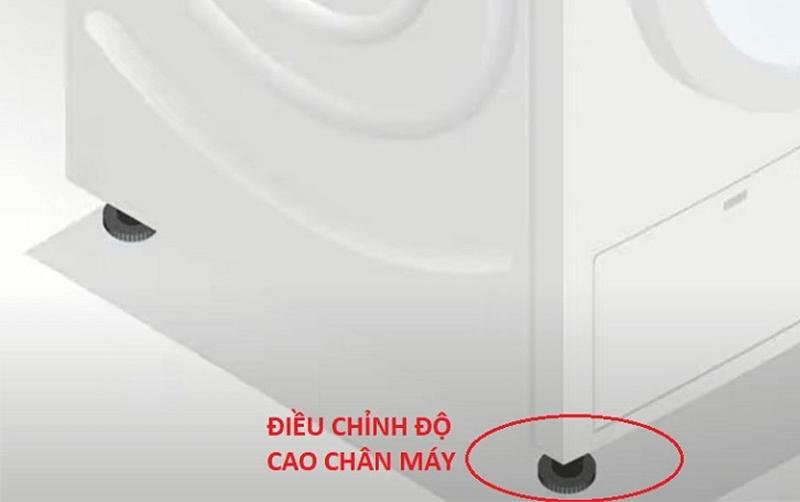 Tháo chân đế của máy sấy và điều chỉnh độ cao của chân