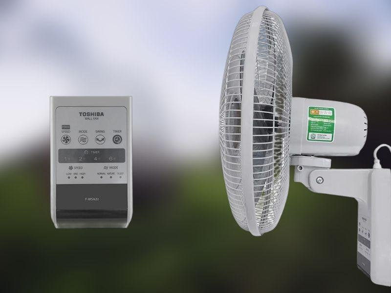 Thiết kế treo tường gọn gàng giúp quạt Toshiba tối ưu không gian mà vẫn đảm bảo khả năng làm mát hiệu quả.