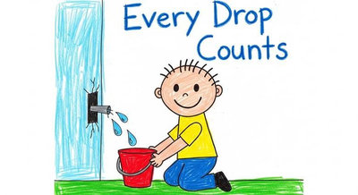 Cậu bé hứng nước rỉ từ vòi bị hỏng vào xô với thông điệp Every Drop Counts – mỗi giọt đều quý