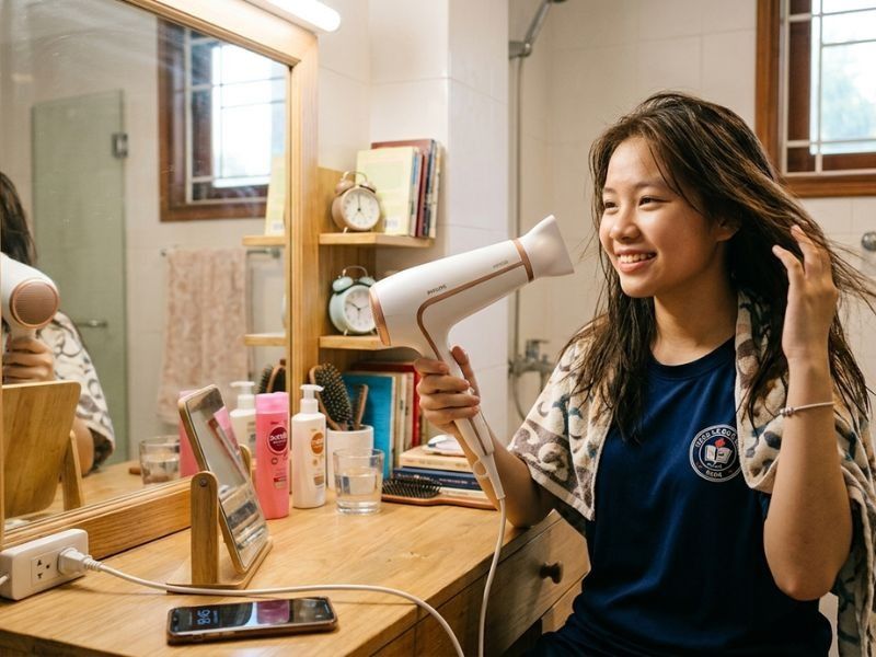 Nên sấy tóc kỹ sau khi gội đầu để tránh hơi ẩm ngấm vào da đầu gây nhức đầu