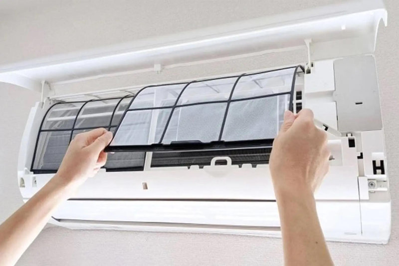 Vệ sinh lưới lọc định kỳ để máy lạnh Sanyo vận hành bền bỉ, êm ái