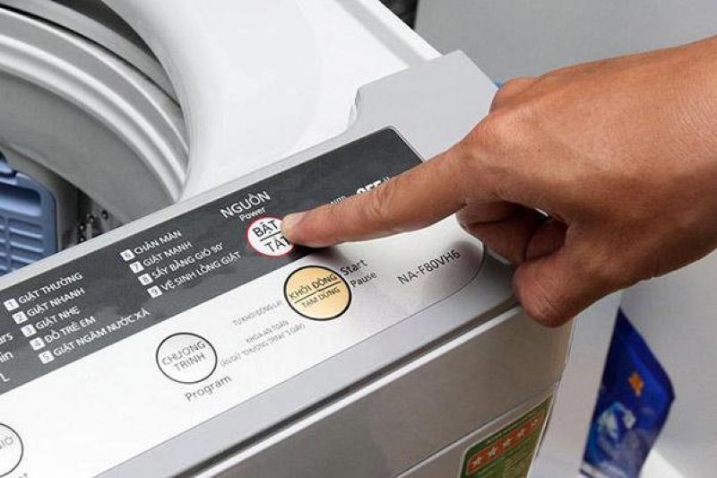 Xả nước đúng cách khi máy giặt bị mất điện để giảm tính trạng ứ đọng và mùi hôi
