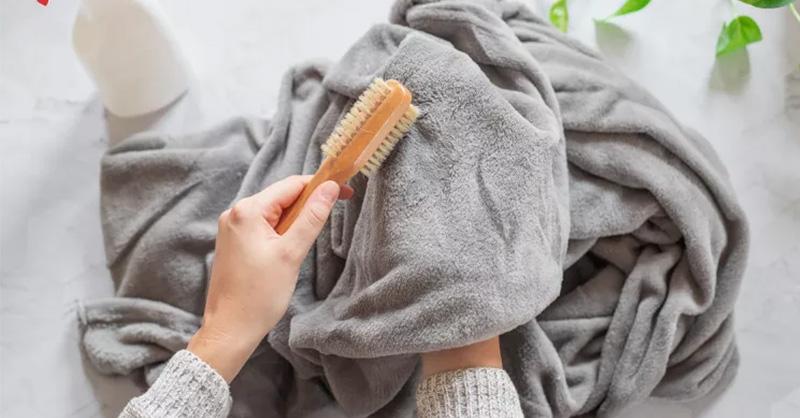 Xử lý vết bẩn cứng đầu hoặc khó tẩy rửa trước khi giặt để chăn được sạch hơn