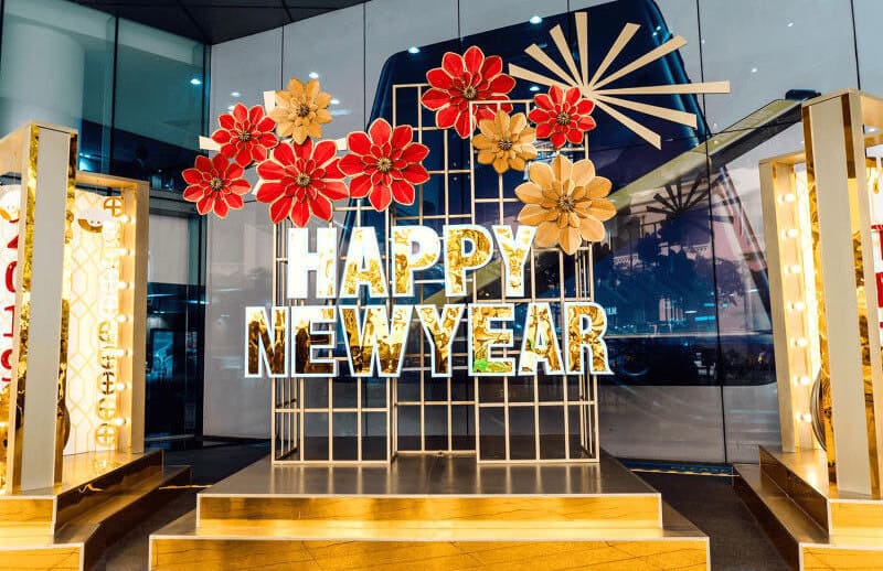 Trang trí Tết văn phòng với chữ “Happy New Year”